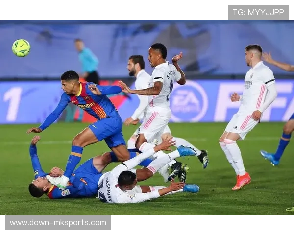 西甲争冠再反转引发裁判争议,巴萨矛头指向裁判问题成热点话题 西甲争冠再反转引发裁判争议,巴萨矛头指向裁判问题成热点话题